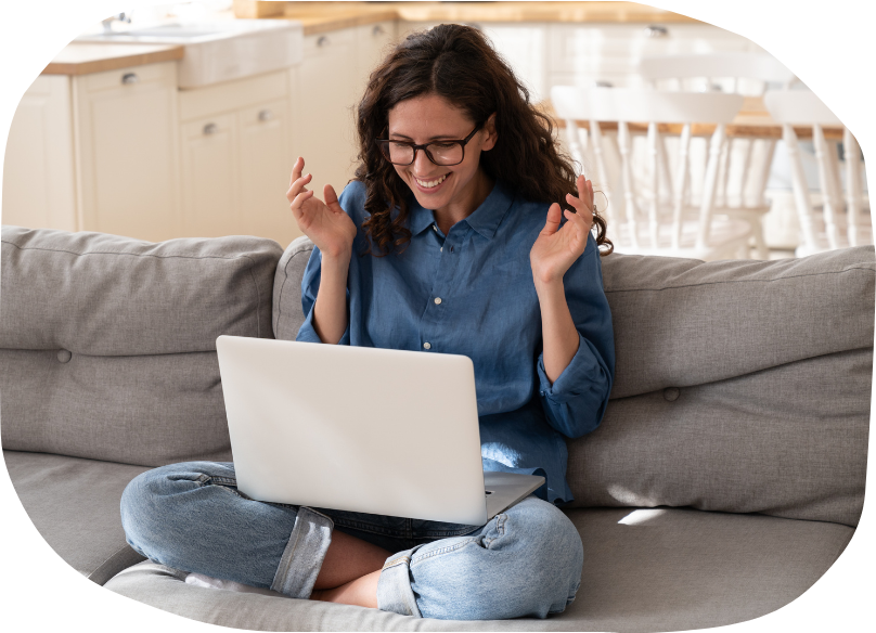 אישה עם מחשב