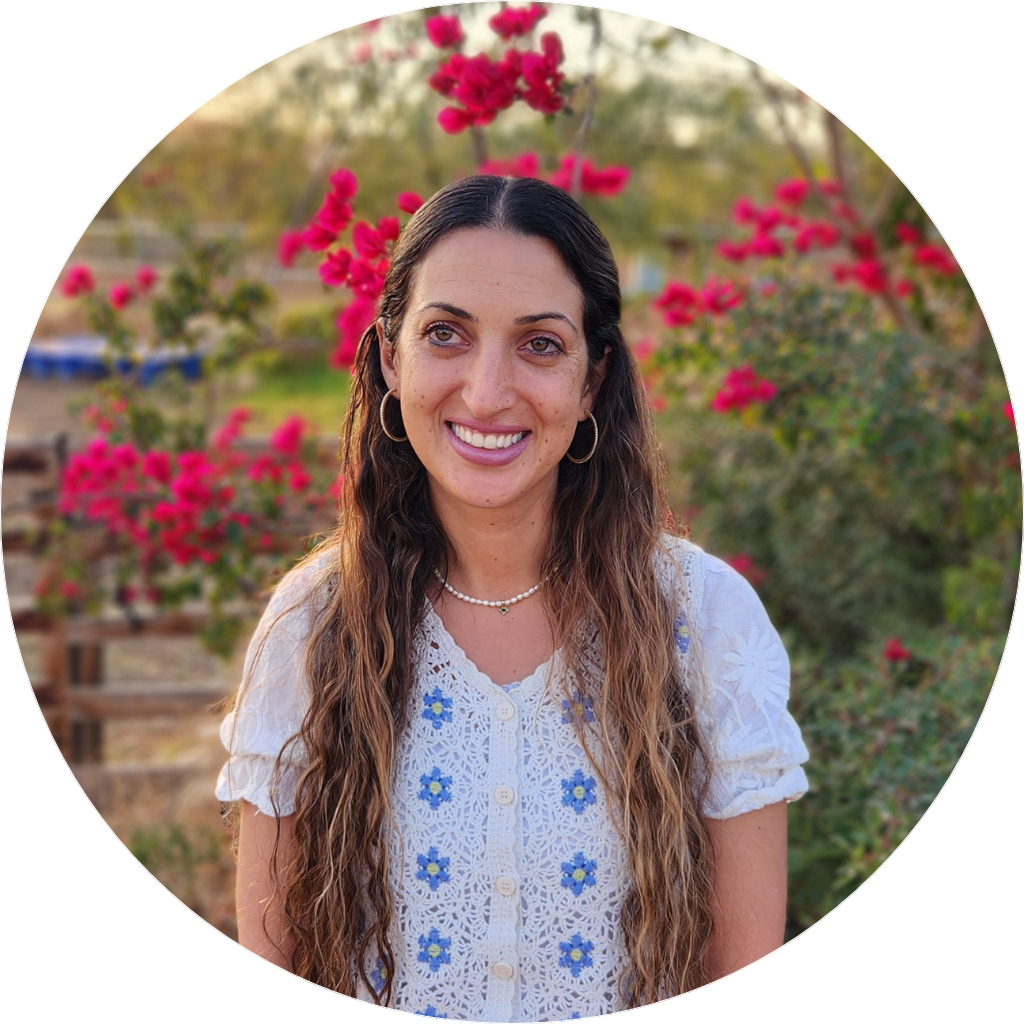 תהילה מקובר - מטפלת מוסמכת בבאיו-ארגונומי, מנחה מוסמכת ב nlp וב"דמיון נובע", מורה למחול (B.A ותעודת הוראה).